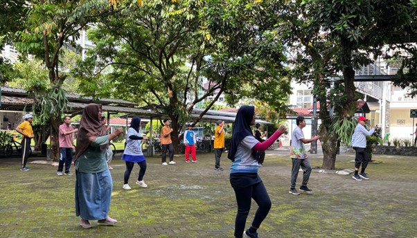 Antusiasme Warga FMIPA UGM Mendorong Gaya Hidup Sehat Lewat Senam Rutin Jumat Pagi