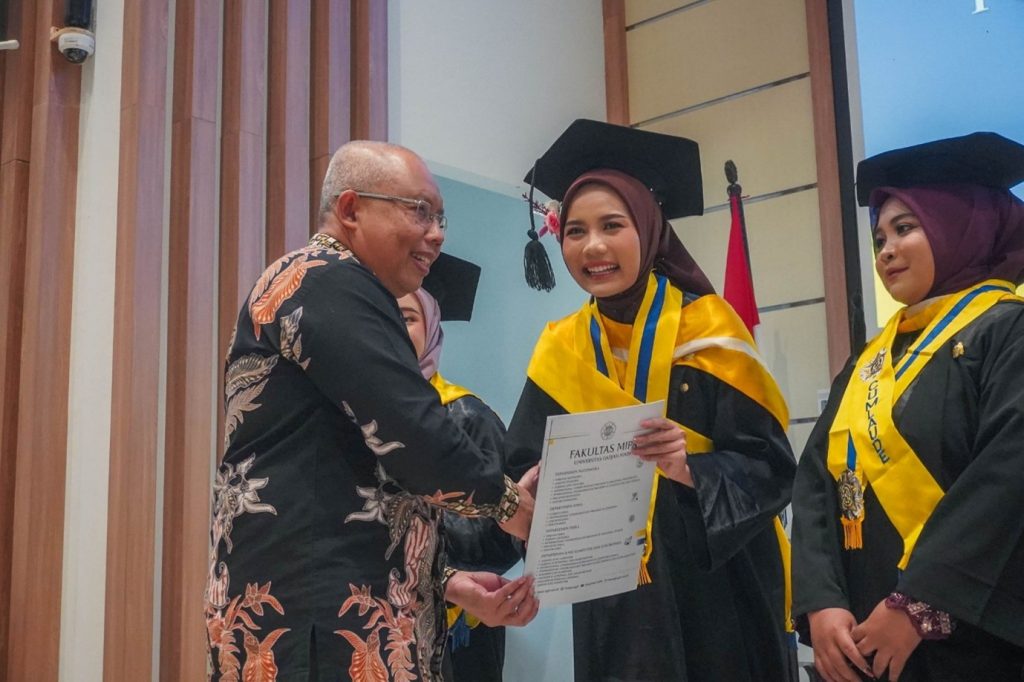 Berani Menyelesaikan yang Dimulai: Kisah Inspiratif Widya Amelia Putri, Lulusan Terbaik dan Termuda dengan IPK 4.00 Program Magister FMIPA UGM