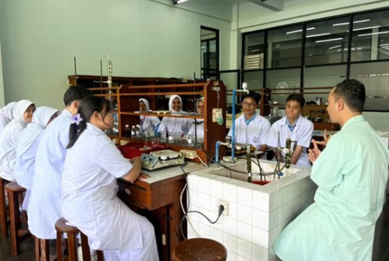 FMIPA UGM Gelar Workshop Karya Tulis Ilmiah dan Praktikum Kimia Organik untuk Siswa SMAN 1 Kediri