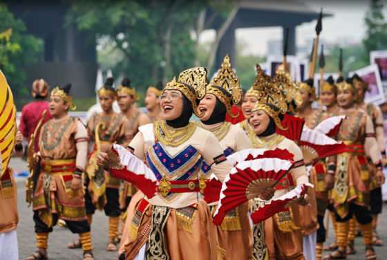 FMIPA UGM Rajut Tradisi dan Semangat Keberlanjutan dalam Kirab Budaya Nitilaku 2024