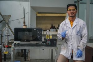 Kisah Inspiratif Wangsa, Laboran Departemen Kimia FMIPA UGM Sukses Temukan Potensi Pemanfaatan Limbah Sarung Tangan Lateks menjadi Fraksi Bahan Bakar