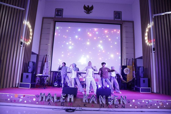 Mahasiswa Departemen Kimia Buka  Malam Kangen FMIPA UGM dengan Penampilan Dance Penuh Energi