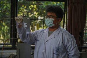 Mahasiswa Kimia FMIPA UGM Berhasil Teliti Pengembangan Minyak Maggot BSF sebagai Bahan Baku Bioavtur Pengganti Sawit, Dukung Ketahanan Energi dan Pangan