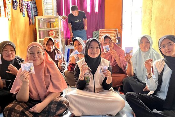 Mahasiswi Fisika FMIPA UGM Gelar Pelatihan Kerajinan Makrame di Desa Wisata Namu Bersama Tim KKN-PPM UGM Pesonamu