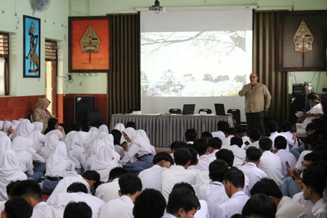 Prof. Sholihun Ungkap Simulasi Material Kuantum dan Peluang Karir Fisika di Pengabdian Masyarakat KBK Fisika FMIPA UGM di Temanggung