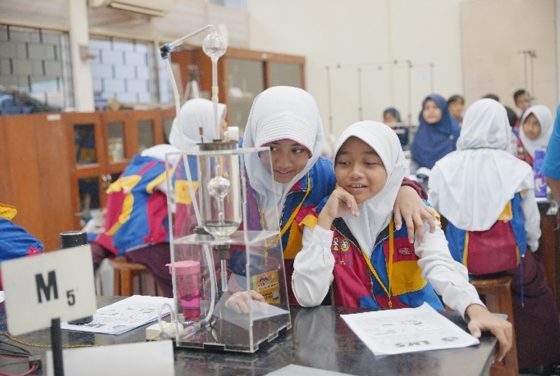 Visit of SD IT BIAS Yogyakarta to the Department of Physics UGM: Introducing Fun Science Phenomena